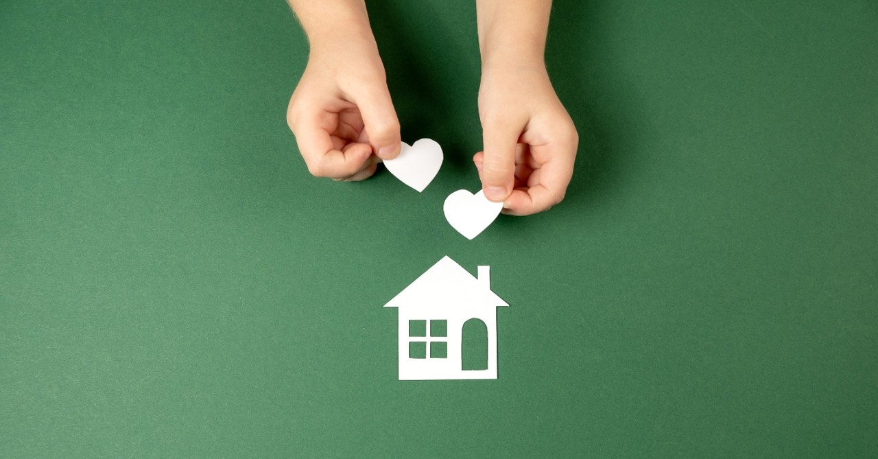 Child with a paper house and hearts; what do I write in a wedding card?