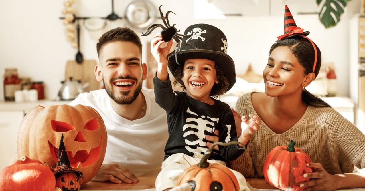 halloween family dress up celebrate costume carve pumpkins