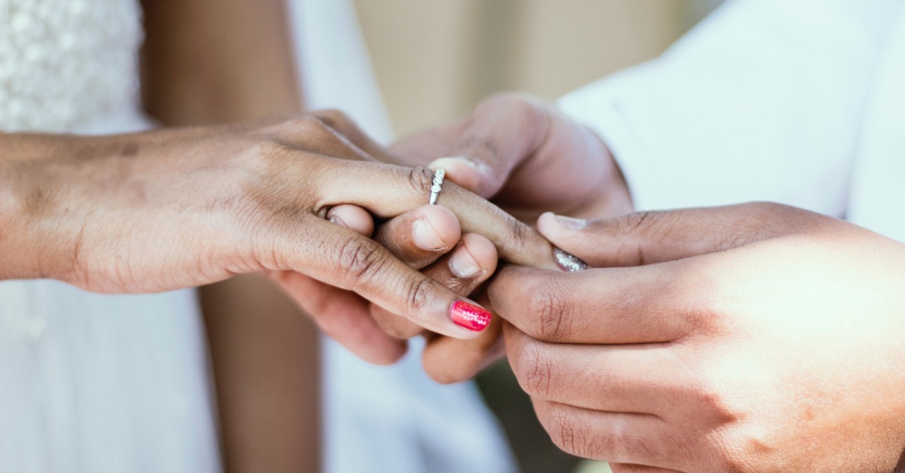 People exchanging rings; what do I write in a wedding card?