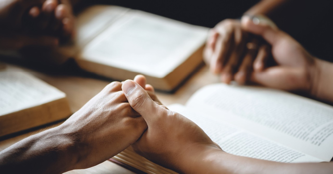 people praying, lessons on prayer from mary and elizabeth