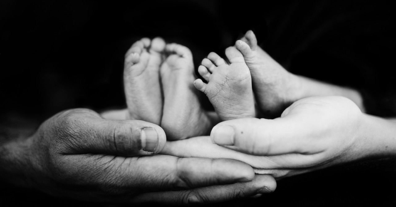 baby feet, parents parise God after preemie babies are delivered safely and sent home