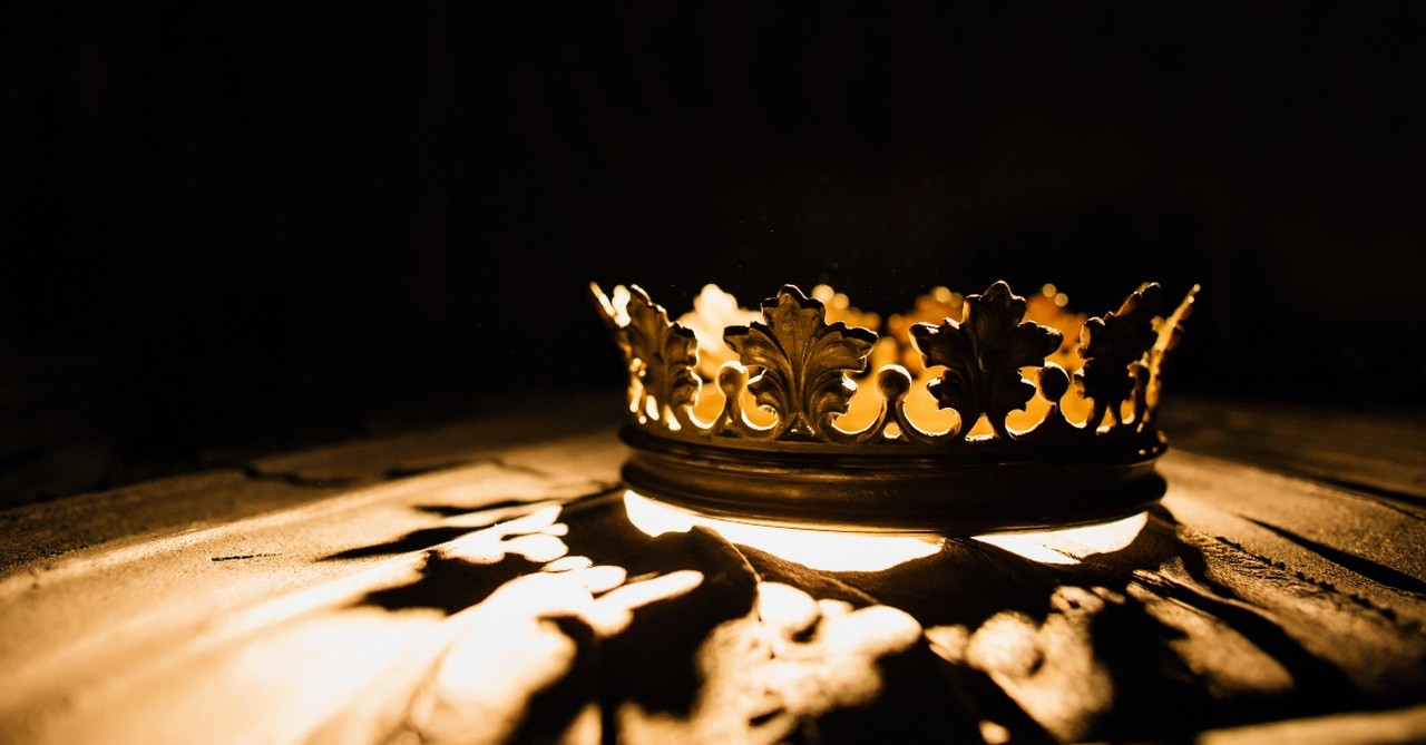 crown, praise the king of heaven