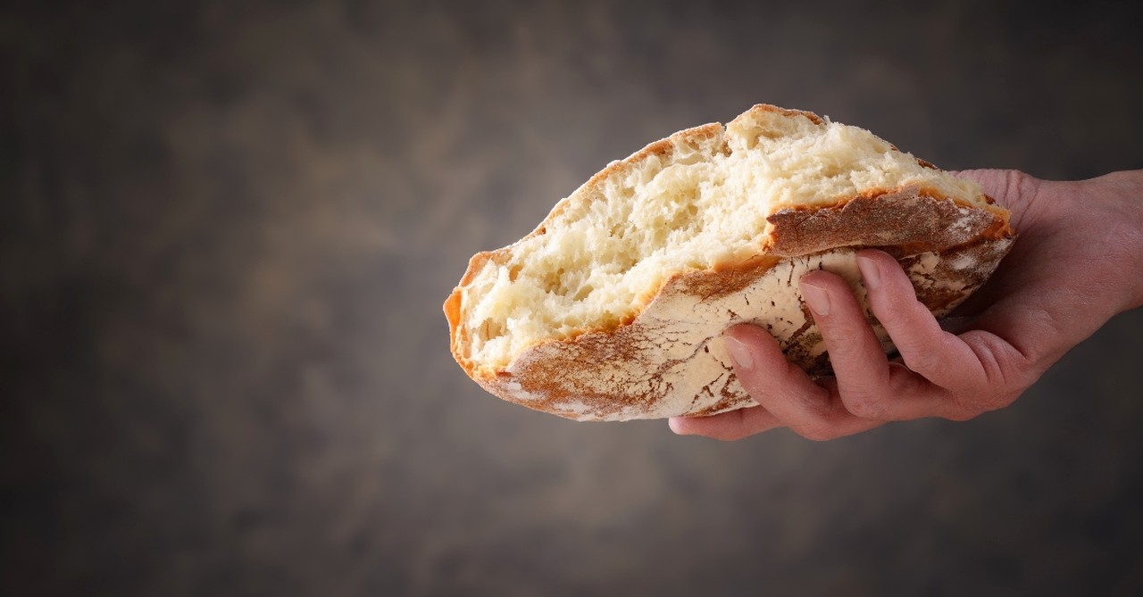 Handing over bread