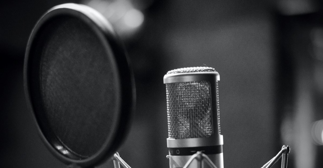 radio microphone with pop filter