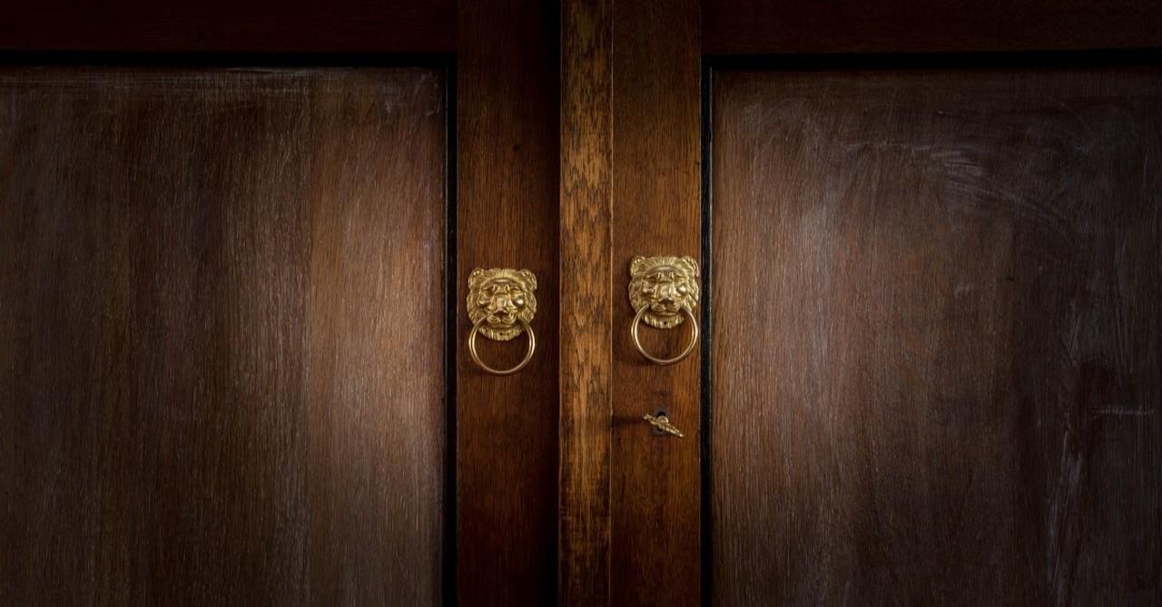 Wardrove with lion doorknobs, cs lewis women