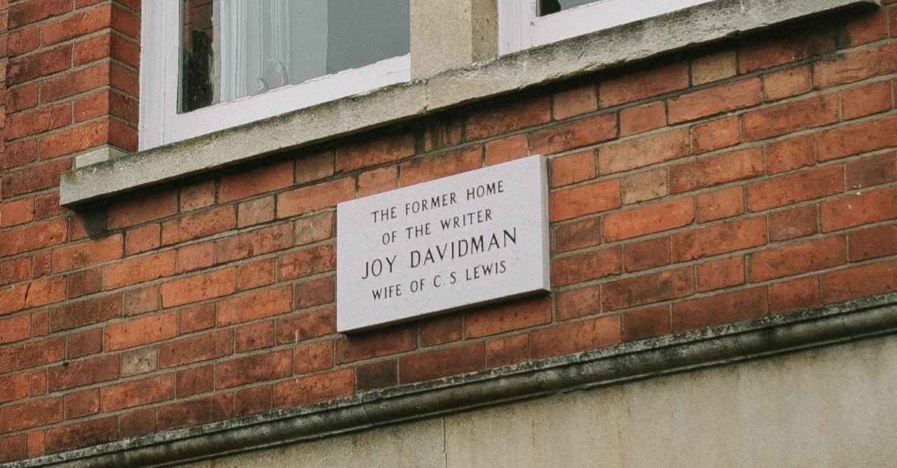 plaque on brick house saying "the former home of the writer Joy Davidman wife of C.S. Lewis," joy davidman