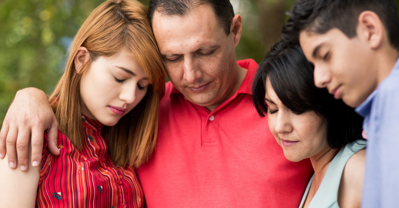 Family of four praying, prayers every christian should pray regularly