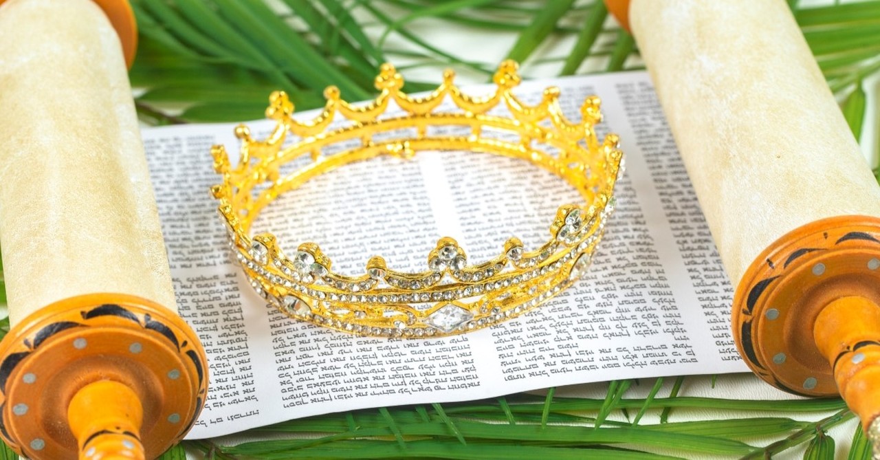 crown on torah, writing on the wall