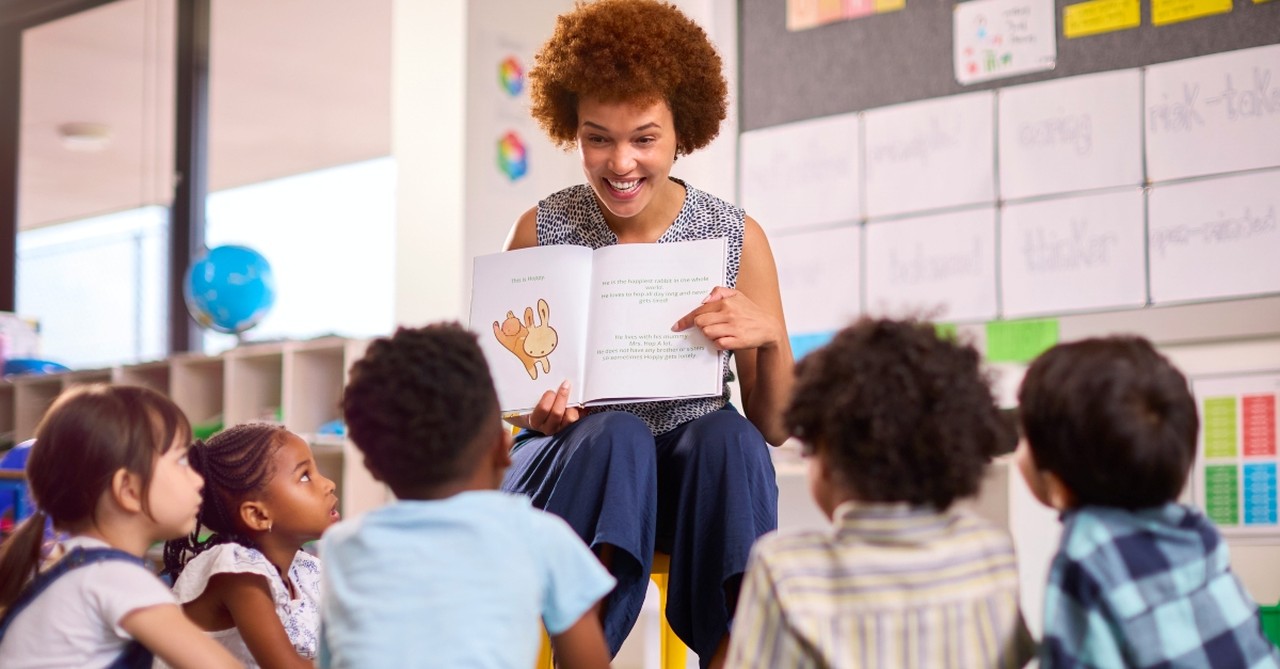 Teacher reading to a class of kids