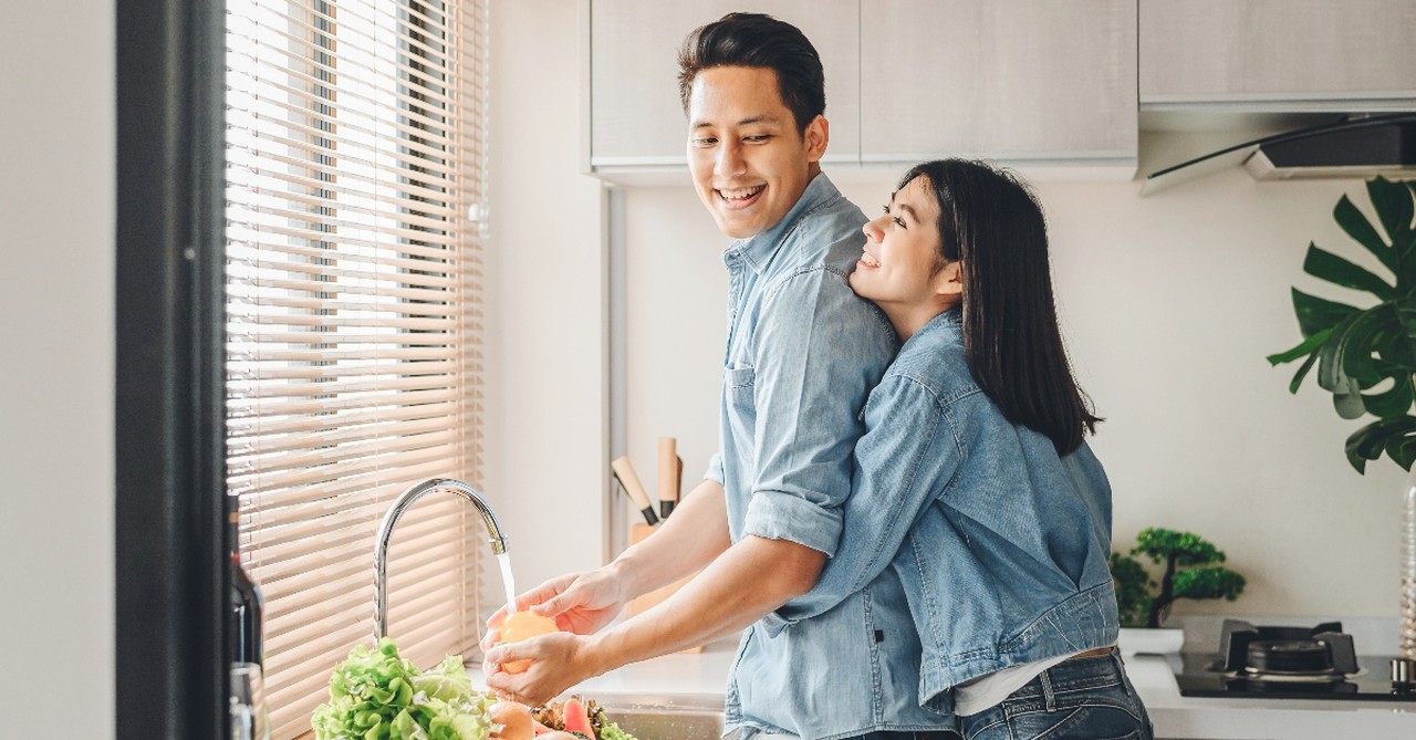 Husand and wife washing dishes