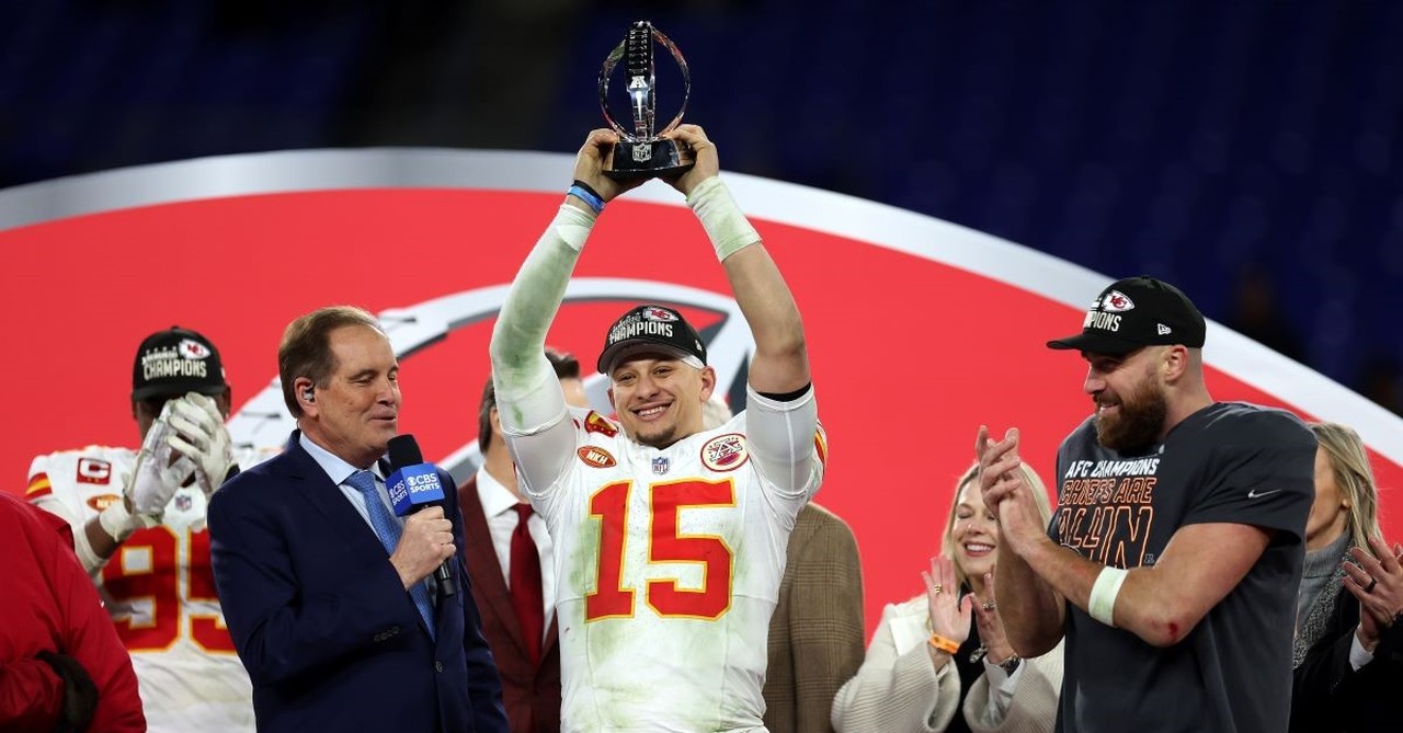 Chiefs quarterback Patrick Mahomes hoists a trophy above his head