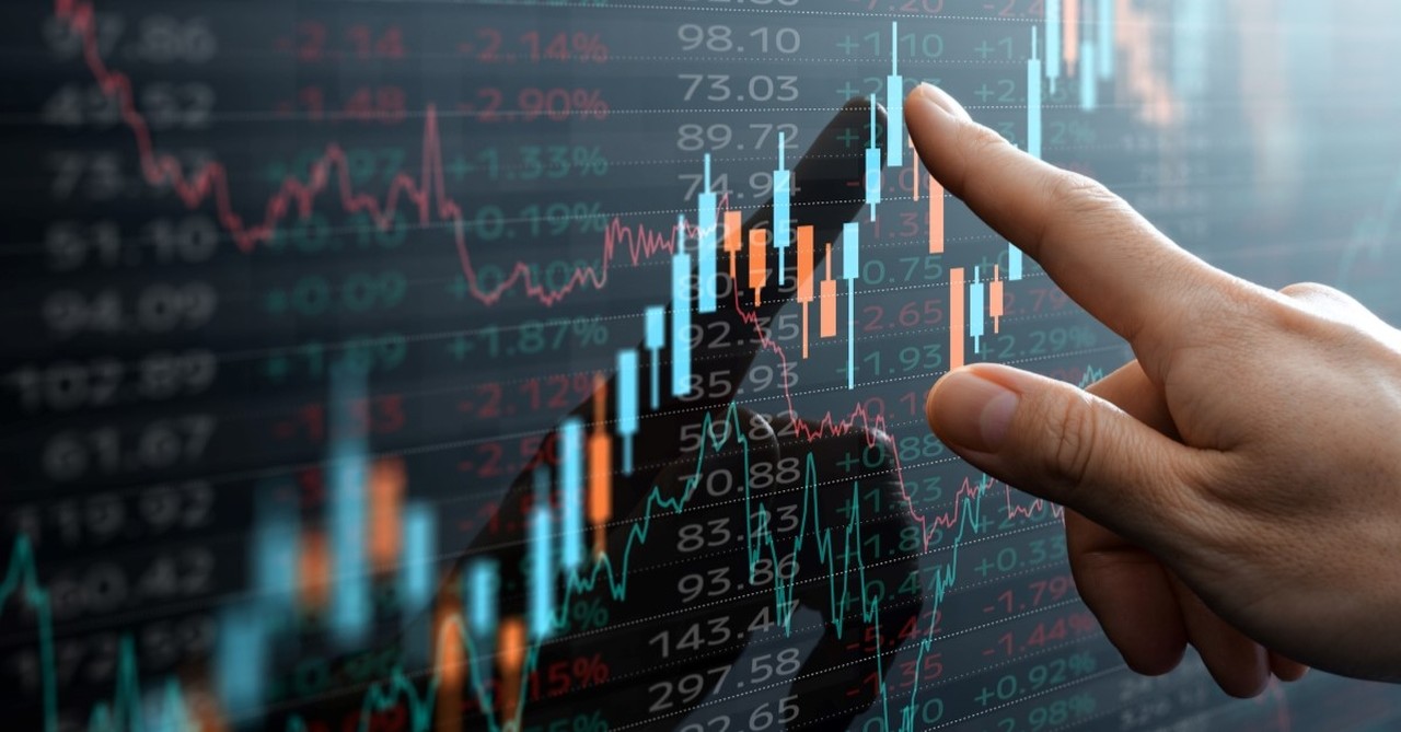 finger moving along candlestick chart to illustrate what does the bible say about managing money