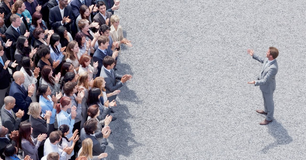 man speaking to crowd, warning signs of a narcissistic pastor