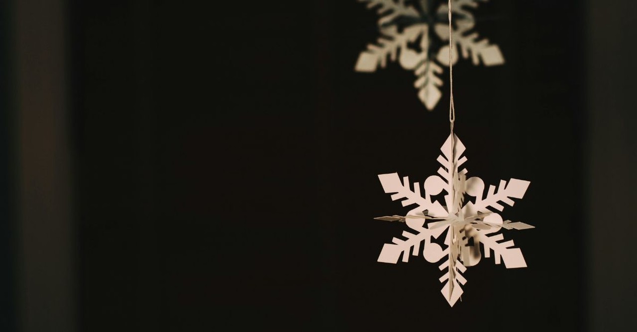 Paper snowflakes: decorating at Christmas