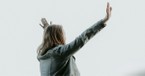When Should We Praise God? (Psalm 66:17) - Your Daily Bible Verse - October 26