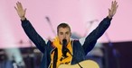 Justin Bieber Sings Worship Song on London Street