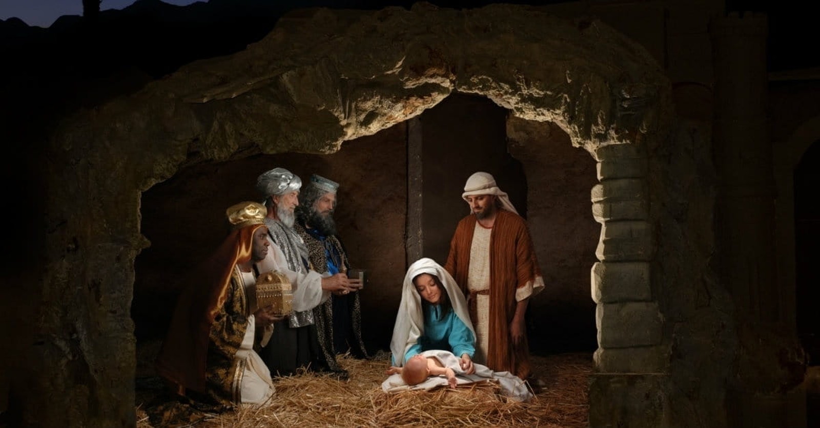 Jesus được sinh ra bởi một phụ nữ đồng trinh tên Maria, vợ bác thợ mộc Giuse ở xứ Bethlehem.