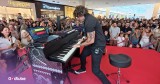 This Incredible ‘Don’t Stop Believin’’ Performance Draws Huge Crowd