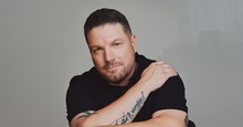 Exclusive: Michael Sarver Performs ‘Count It All Joy’ in Powerful Studio Visualizer