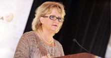 Chonda Pierce Describes Pastor Father’s Betrayal