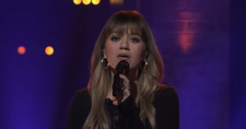 Kelly Clarkson Postpones Shows to Be with Children after Ex-Husband’s Death