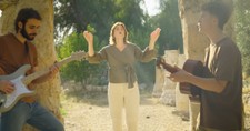 Stunning Multilingual Rendition of '10,000 Reasons (Bless The Lord)'