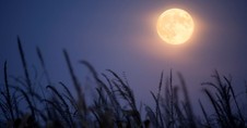 5 Ways Saturday's Harvest Moon Points Us to God