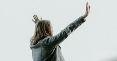 When Should We Praise God? (Psalm 66:17) - Your Daily Bible Verse - October 26