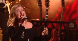 Kelly Clarkson’s Show-Stopping Live Rendition of 'Underneath The Tree'