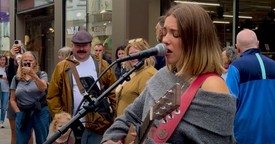 Busker’s Breathtaking 'Hallelujah' Performance