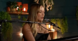 Woman’s Mesmerizing Performance of ‘Bridge Over Troubled Water’