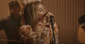 Anne Wilson’s Powerful Acoustic Performance of ‘The Cross'