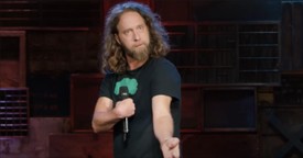 Comedian with Disability has Audience Roaring with Laughter