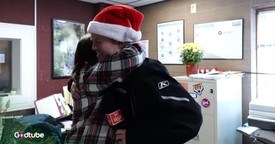 Single Mom Can’t Hold Back Tears After Heartwarming Secret Santa Surprise