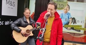 Elvis Presley Soundalike Stuns Shoppers With ‘Unchained Melody’ Performance