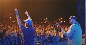 Choir of Thousands Stun with Epic Rendition of ‘Don’t Stop Believin'