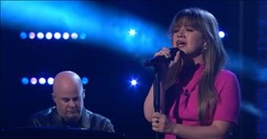 Kelly Clarkson Nails Whitney Houston’s ‘I Have Nothing’ in Powerful Performance