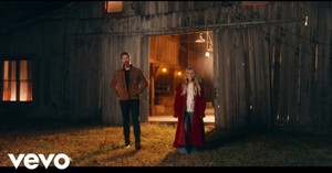 The Manger’ Anne Wilson and Josh Turner Christmas Hymn