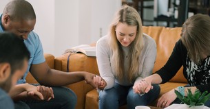 6 Closing Prayers for Small Groups That Help the Truth Take Root