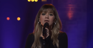 Kelly Clarkson Postpones Shows to Be with Children after Ex-Husband’s Death