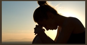 8 Evening Prayers to End Your Day in Peace 