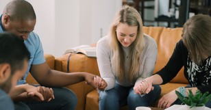 6 Closing Prayers for Small Groups That Help the Truth Take Root