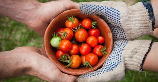 4 Ways Generosity Benefits Us