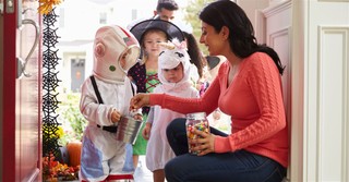 10 Ways to Reach Out to Your Neighbors This Halloween
