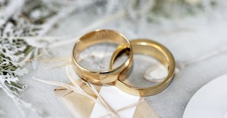wedding rings, a record number of 40-year-olds in the U.S. have never been married