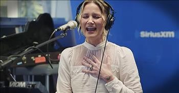 Jennifer Nettles Sings Christmas Mashup Of 'O Holy Night' And 'Hallelujah'