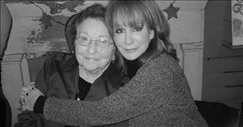 'You Never Gave Up On Me' Reba McEntire Sings For Her Mom