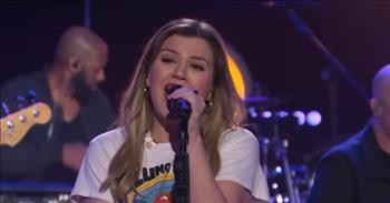 Kelly Clarkson Stunning Cover Of 80s Hit ‘Kids In America’