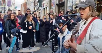 Busker Wows Crowd with Tina Turner's 'Proud Mary' Performance