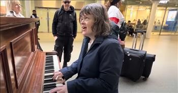 Blind Woman Plays The Piano And Delivers A Mesmerizing Musical Performance